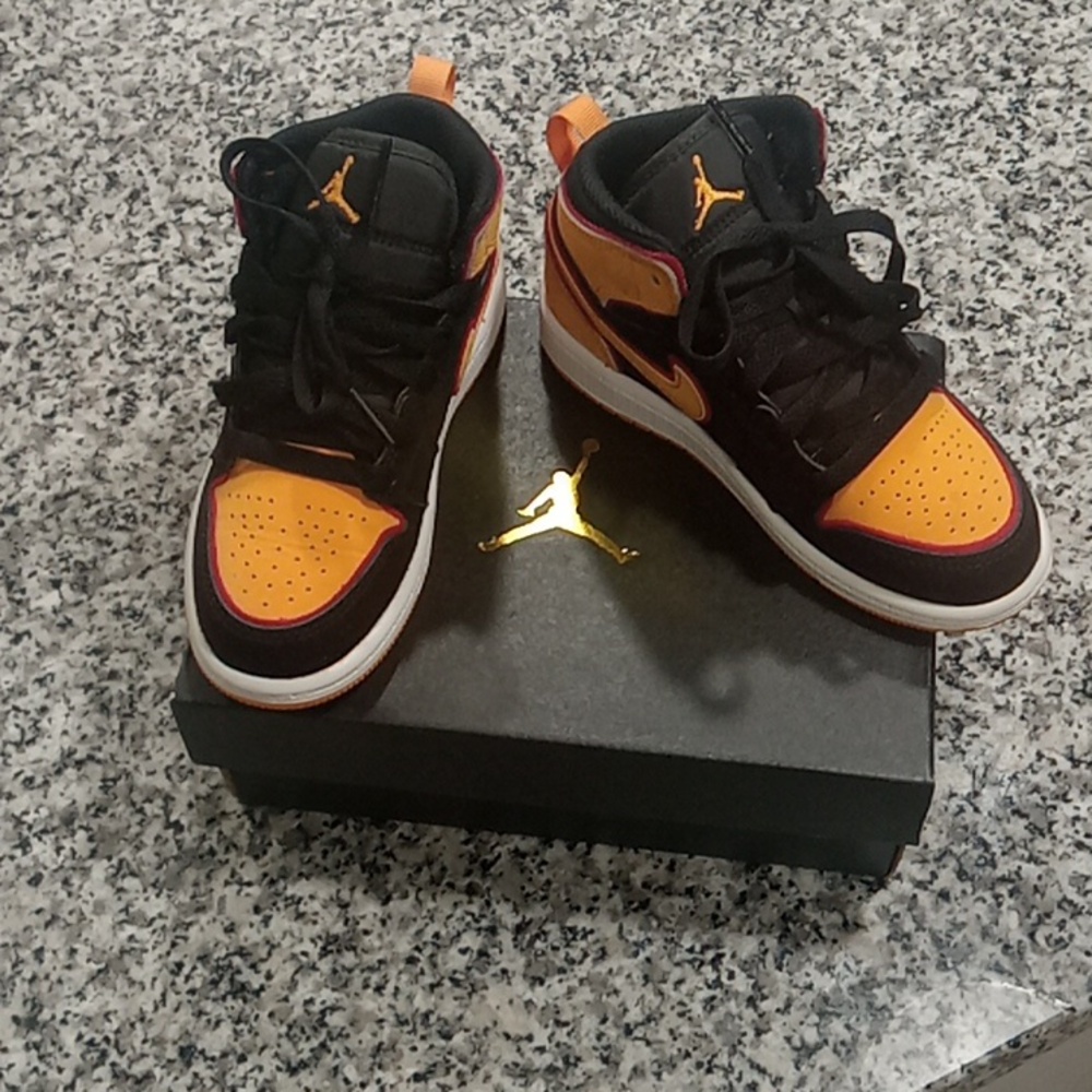 AIR JORDAN 1 MID SE (PS) Orange Size 11c